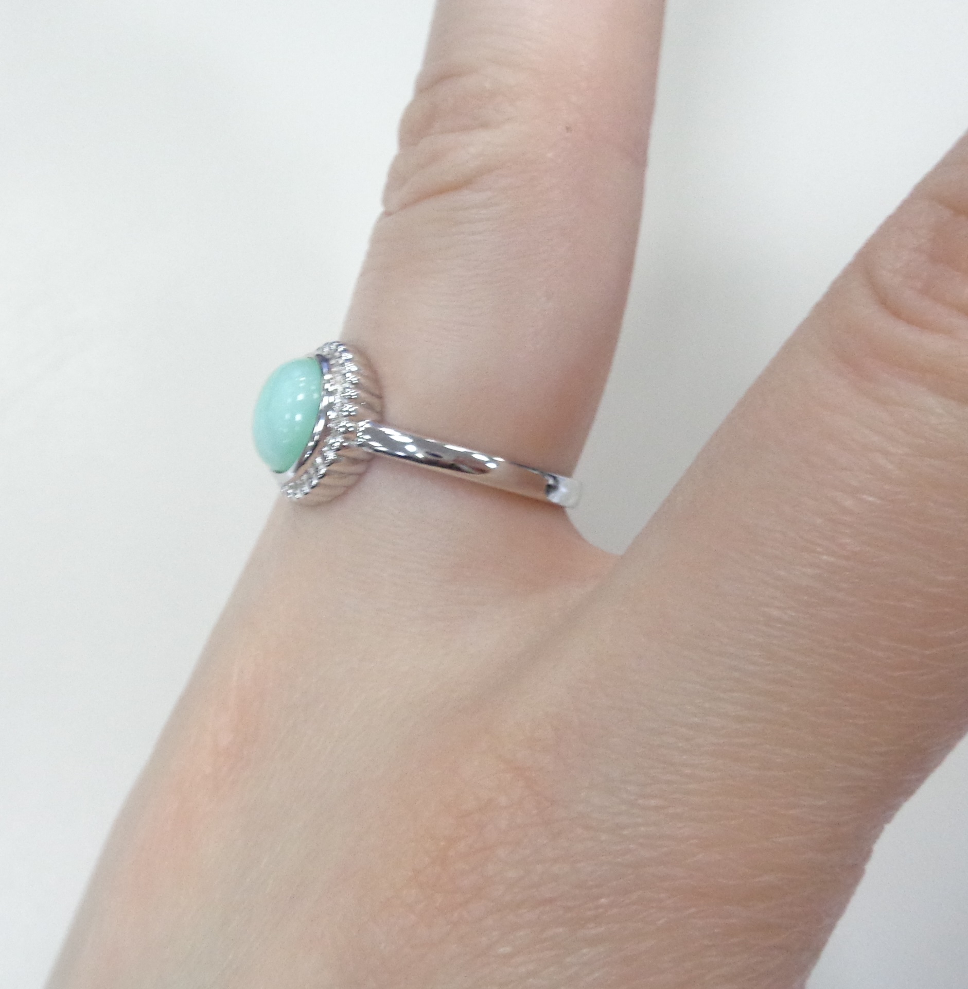 Серебряное кольцо с зеленым халцедоном